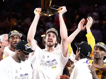 Pau Gasol levanta el trofeo de la NBA junto a Kobe Bryant Pau Gasol levanta el trofeo de la NBA junto a Kobe Bryant