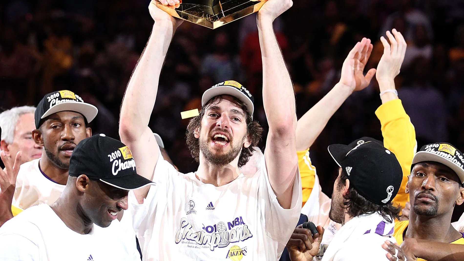 Pau Gasol levanta el trofeo de la NBA junto a Kobe Bryant Pau Gasol levanta el trofeo de la NBA junto a Kobe Bryant