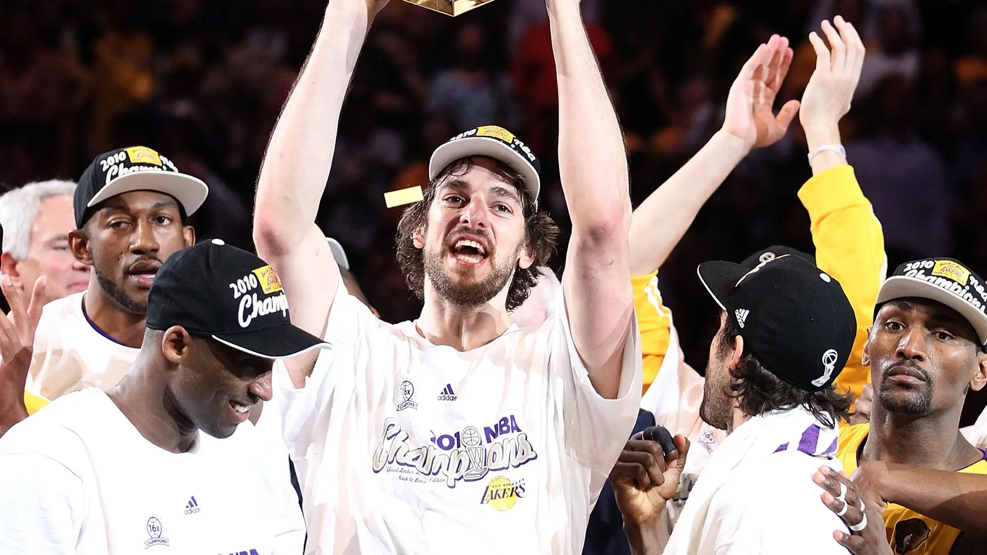 Pau Gasol levanta el trofeo de la NBA junto a Kobe Bryant