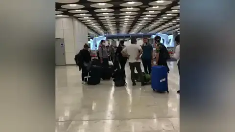 Colas de más de dos horas en la T4 de Barajas debido a los controles de Sanidad por el coronavirus Colas de más de dos horas en la T4 de Barajas debido a los controles de Sanidad por el coronavirus