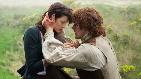 Caitriona Balfe y Sam Heughan como Calire y Jamie en 'Outlander' Caitriona Balfe y Sam Heughan como Calire y Jamie en 'Outlander'