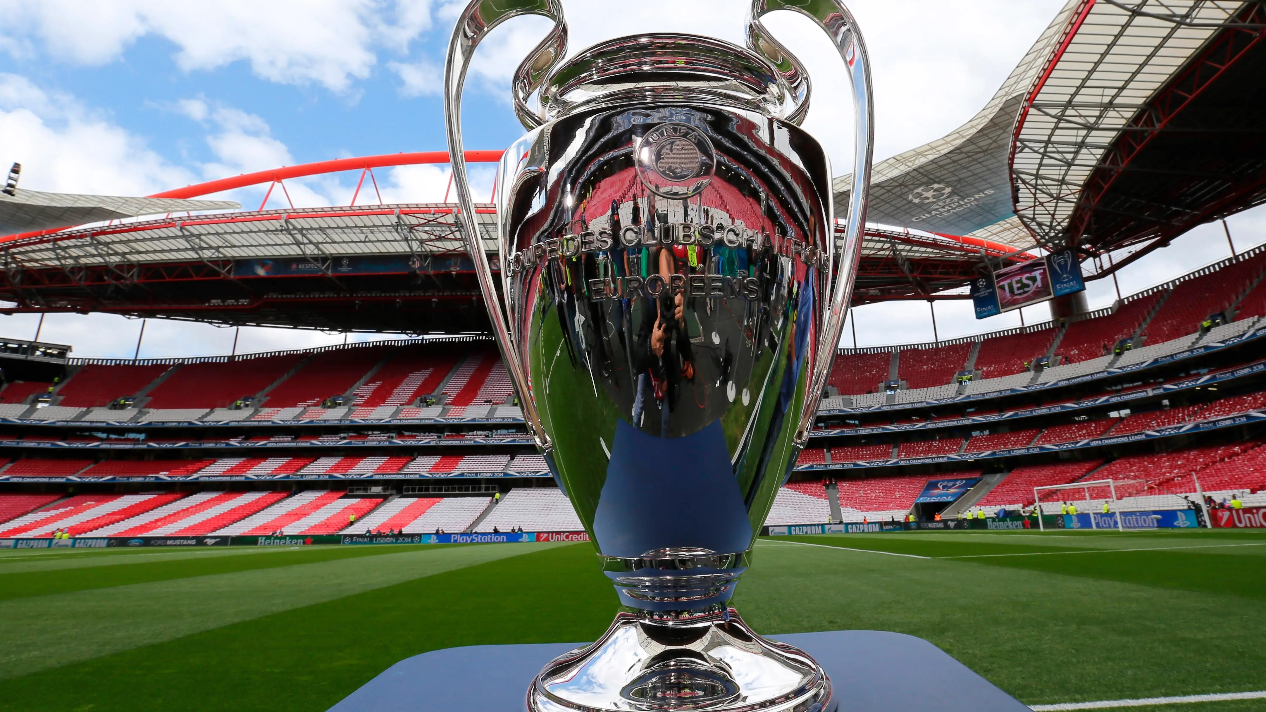 El trofeo de la Champions, en el Estadio da Luz de Lisboa El trofeo de la Champions, en el Estadio da Luz de Lisboa