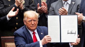 El presidente de EEUU, Donald Trump, firma un decreto en la Casa Blanca.