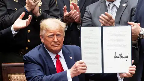 El presidente de EEUU, Donald Trump, firma un decreto en la Casa Blanca. El presidente de EEUU, Donald Trump, firma un decreto en la Casa Blanca.