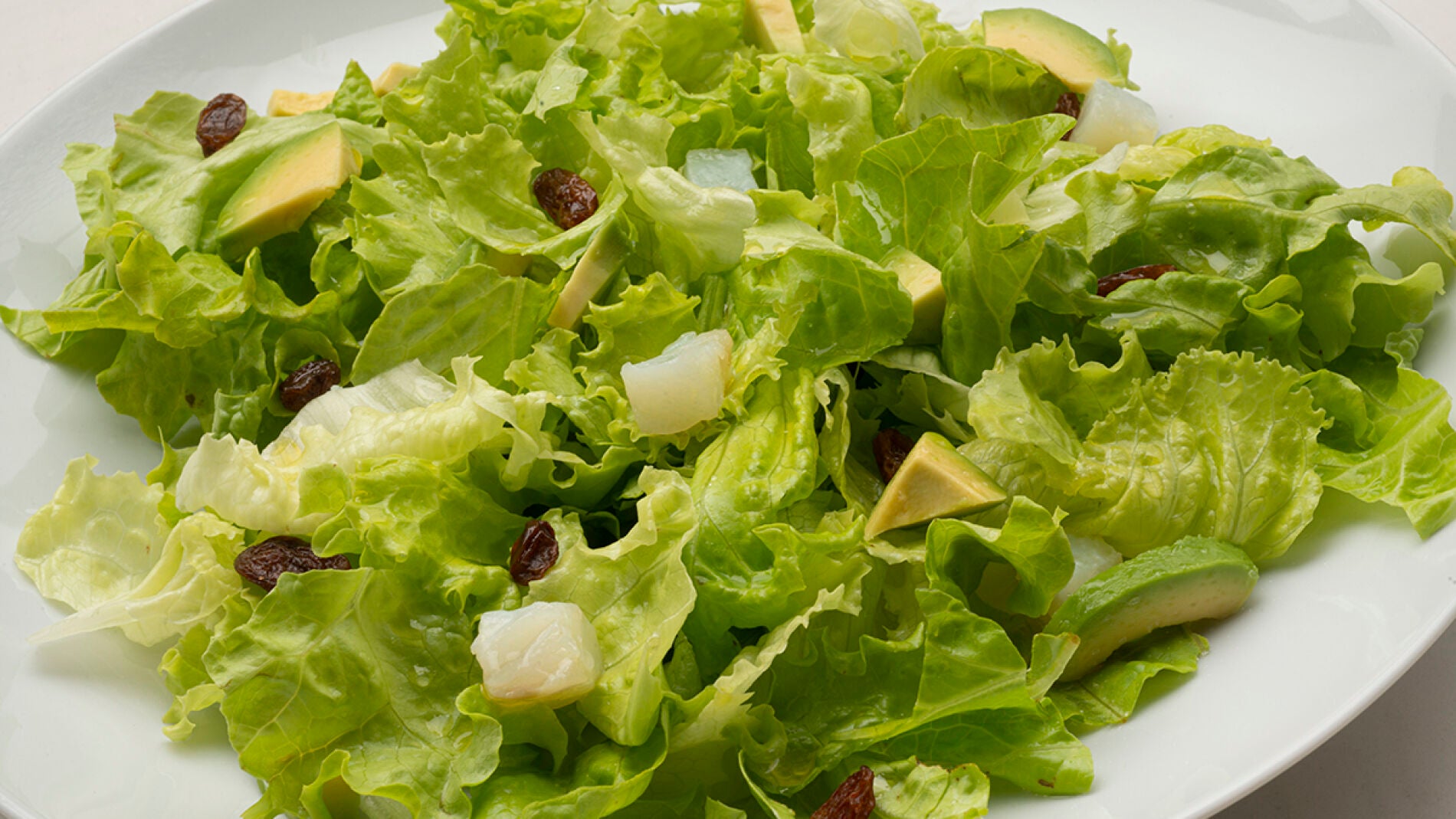 Receta de ensalada de lechuga, bacalao y aguacate