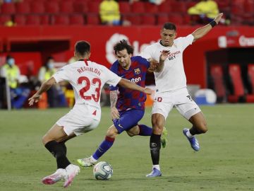 Diego Carlos y Reguilón contra Messi