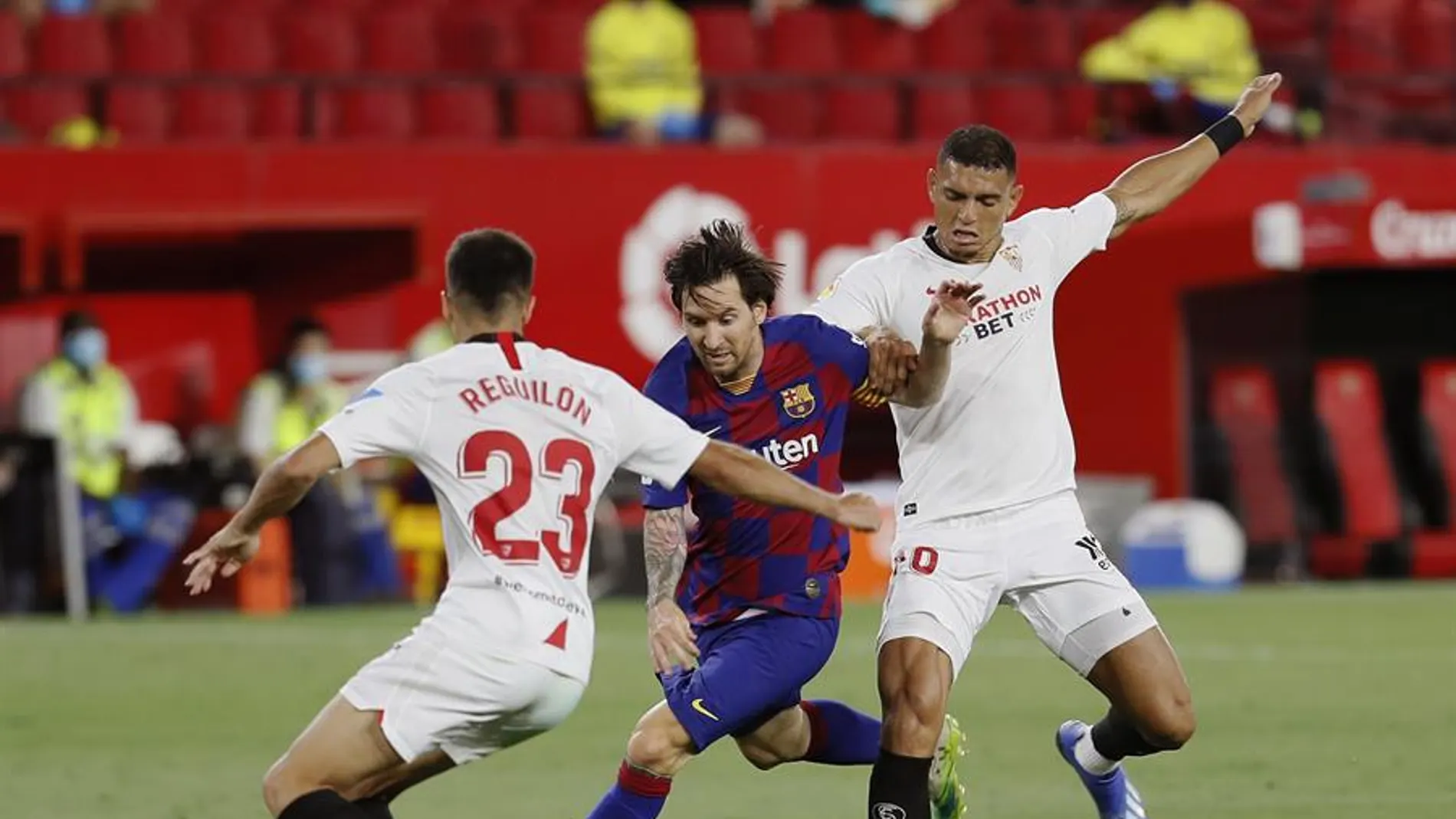 Diego Carlos y Reguilón contra Messi Diego Carlos y Reguilón contra Messi