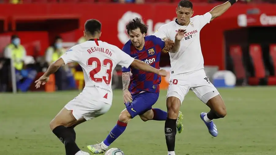 Diego Carlos y Reguilón contra Messi Diego Carlos y Reguilón contra Messi