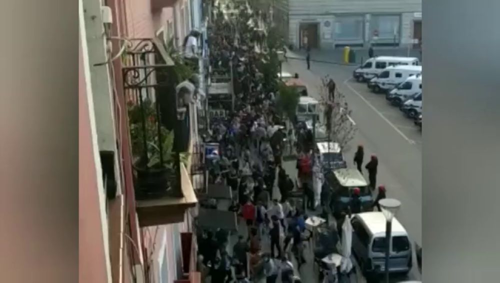 Un mitin de Vox en Bilbao termina con una batalla campal y cargas policiales