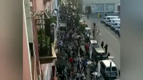 Un mitin de Vox en Bilbao termina con una batalla campal y cargas policiales Un mitin de Vox en Bilbao termina con una batalla campal y cargas policiales