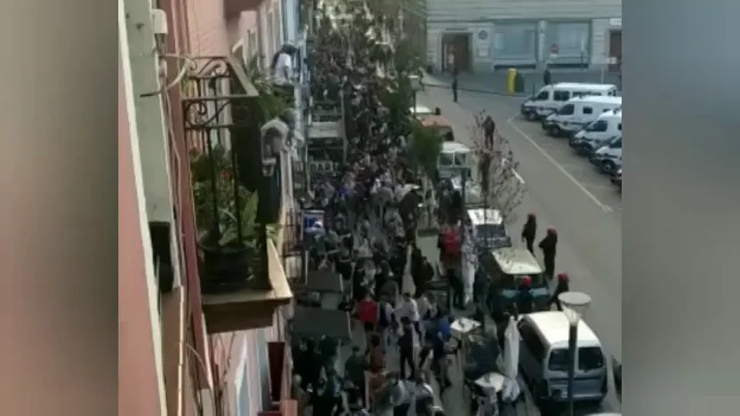 Un mitin de Vox en Bilbao termina con una batalla campal y cargas policiales Un mitin de Vox en Bilbao termina con una batalla campal y cargas policiales