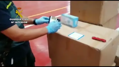 La Guardia Civil interviene 19.000 mascarillas con el certificado de calidad falsificado en una nave de Barcelona La Guardia Civil interviene 19.000 mascarillas con el certificado de calidad falsificado en una nave de Barcelona