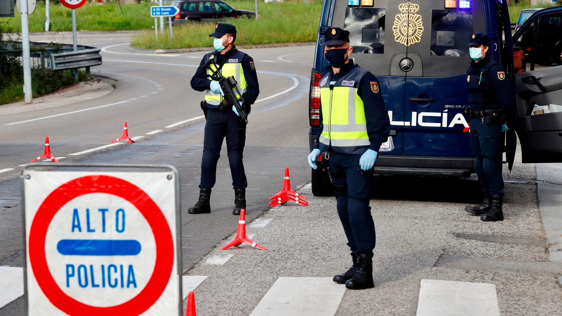 Control de la Policía Nacional en las carreteras Control de la Policía Nacional en las carreteras