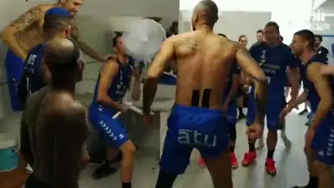 La espectacular celebración del San Pablo Burgos tras derrotar al Real Madrid por primera vez en su historia La espectacular celebración del San Pablo Burgos tras derrotar al Real Madrid por primera vez en su historia