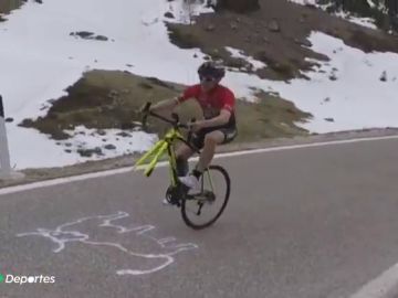 El increíble equilibrio de Simone Temperato para subir los grandes puertos de Italia sobre una rueda