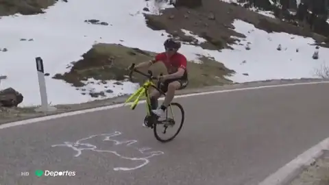 El increíble equilibrio de Simone Temperato para subir los grandes puertos de Italia sobre una rueda El increíble equilibrio de Simone Temperato para subir los grandes puertos de Italia sobre una rueda