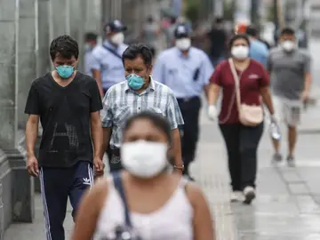 Peruanos paseando con mascarillas Peruanos paseando con mascarillas