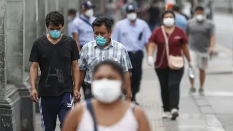 Peruanos paseando con mascarillas Peruanos paseando con mascarillas