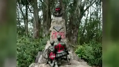 Atacan la estatua de Miguel de Cervantes durante las protestas contra el racismo en Estados Unidos: "Bastardo" Atacan la estatua de Miguel de Cervantes durante las protestas contra el racismo en Estados Unidos: "Bastardo"