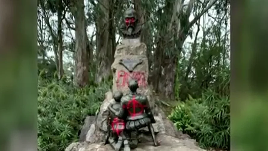 Atacan la estatua de Miguel de Cervantes durante las protestas contra el racismo en Estados Unidos: "Bastardo" Atacan la estatua de Miguel de Cervantes durante las protestas contra el racismo en Estados Unidos: "Bastardo"