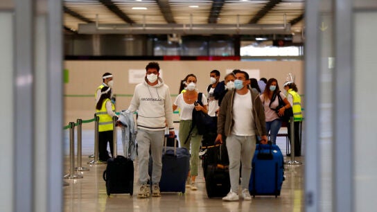 Pasajeros llegan al aeropuerto de Barajas