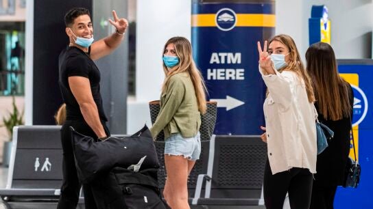 Viajeros ataviados con mascarillas a su llegada al Aeropuerto de Palma