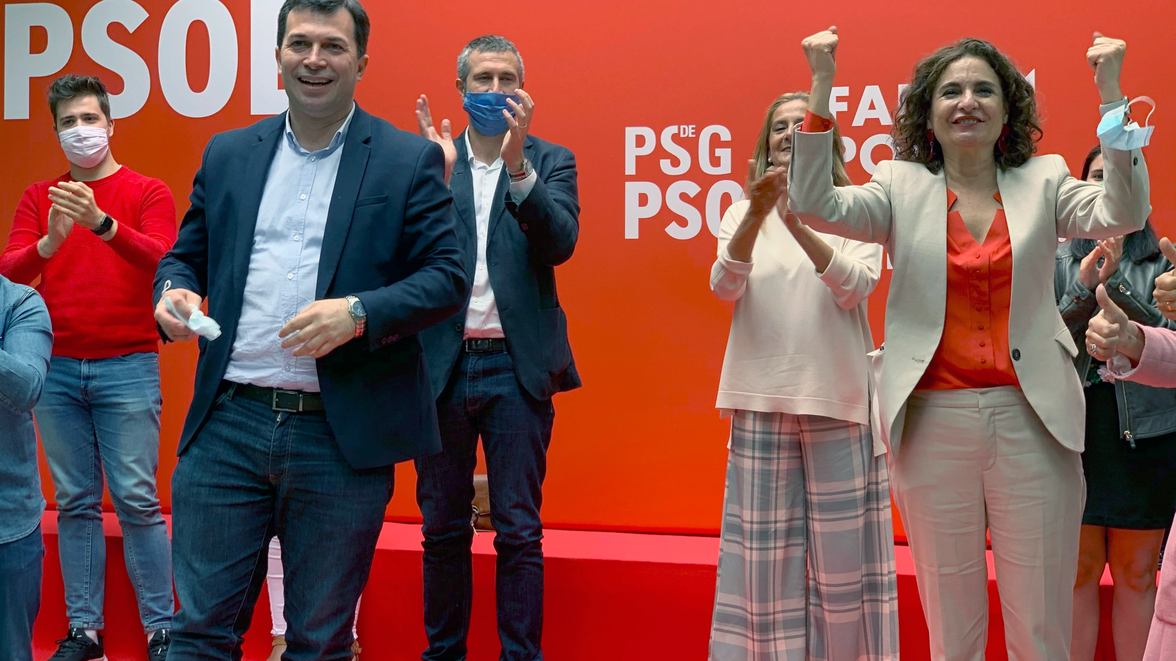 La ministra de Hacienda, Mar&iacute;a Jes&uacute;s Montero y el candidato del PSdeG-PSOE a la Xunta de Galicia, Gonzalo Caballero, durante el acto de precampa&ntilde;a que han celebrado esta ma&ntilde;ana los socialistas gallegos en la localidad pontevedresa de Vilagarc&iacute;a.