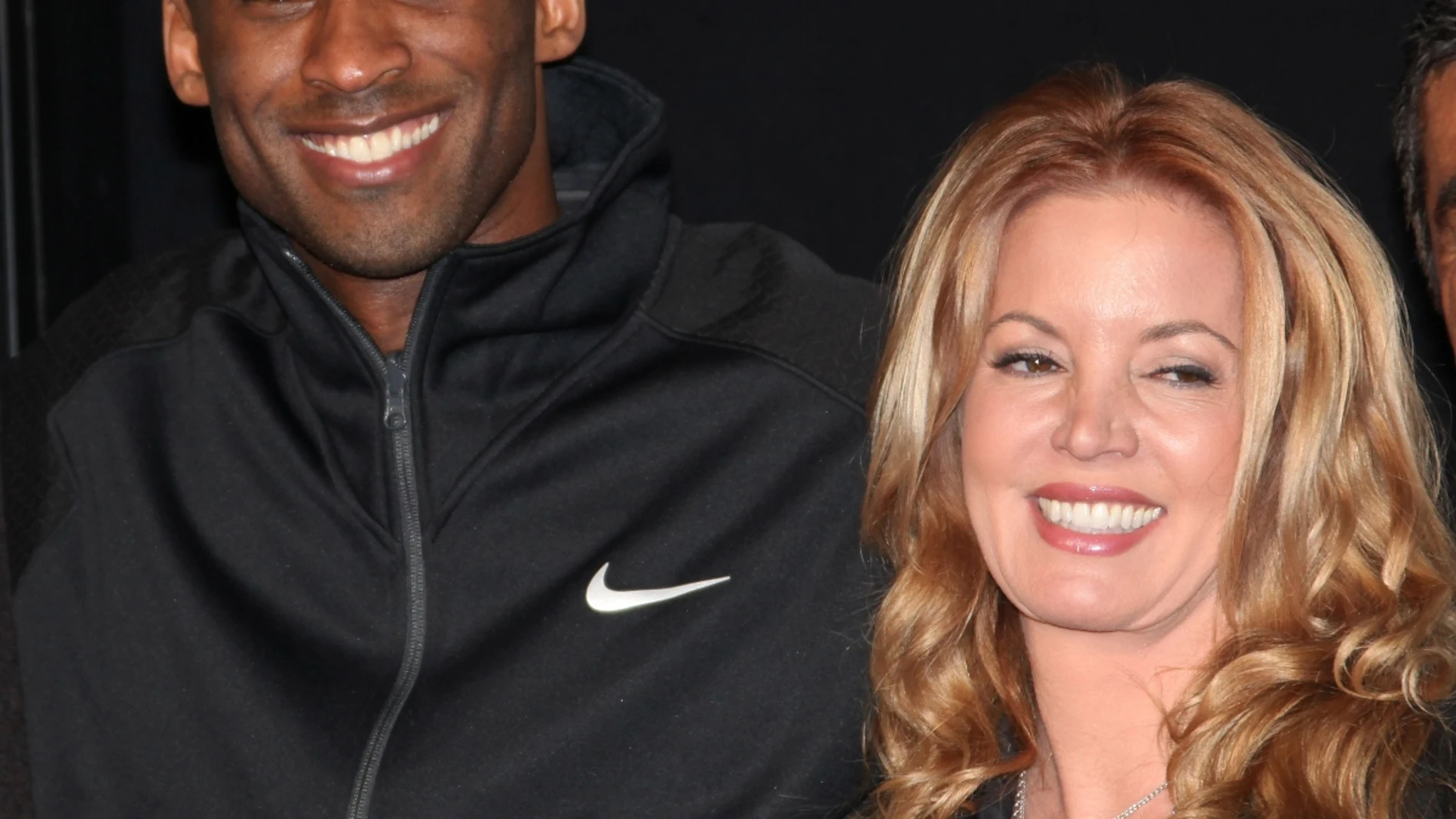 Kobe Bryant junto a Jeanie Buss Kobe Bryant junto a Jeanie Buss