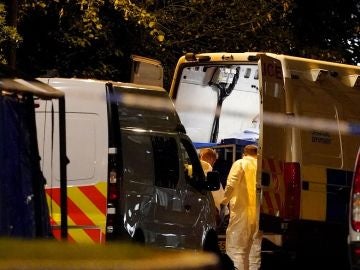 Imagen de ambulancias en el lugar donde tres personas han sido apuñaladas en Reading