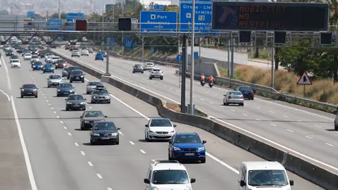 Vista del tráfico denso en la C31 dirección Tarragona en plena operación salida el primer fin de semana de nueva normalidad Vista del tráfico denso en la C31 dirección Tarragona en plena operación salida el primer fin de semana de nueva normalidad