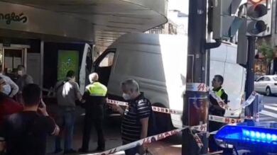 Un conductor se desmaya, atropella a dos personas y se estrella contra el Corte Inglés de Bilbao