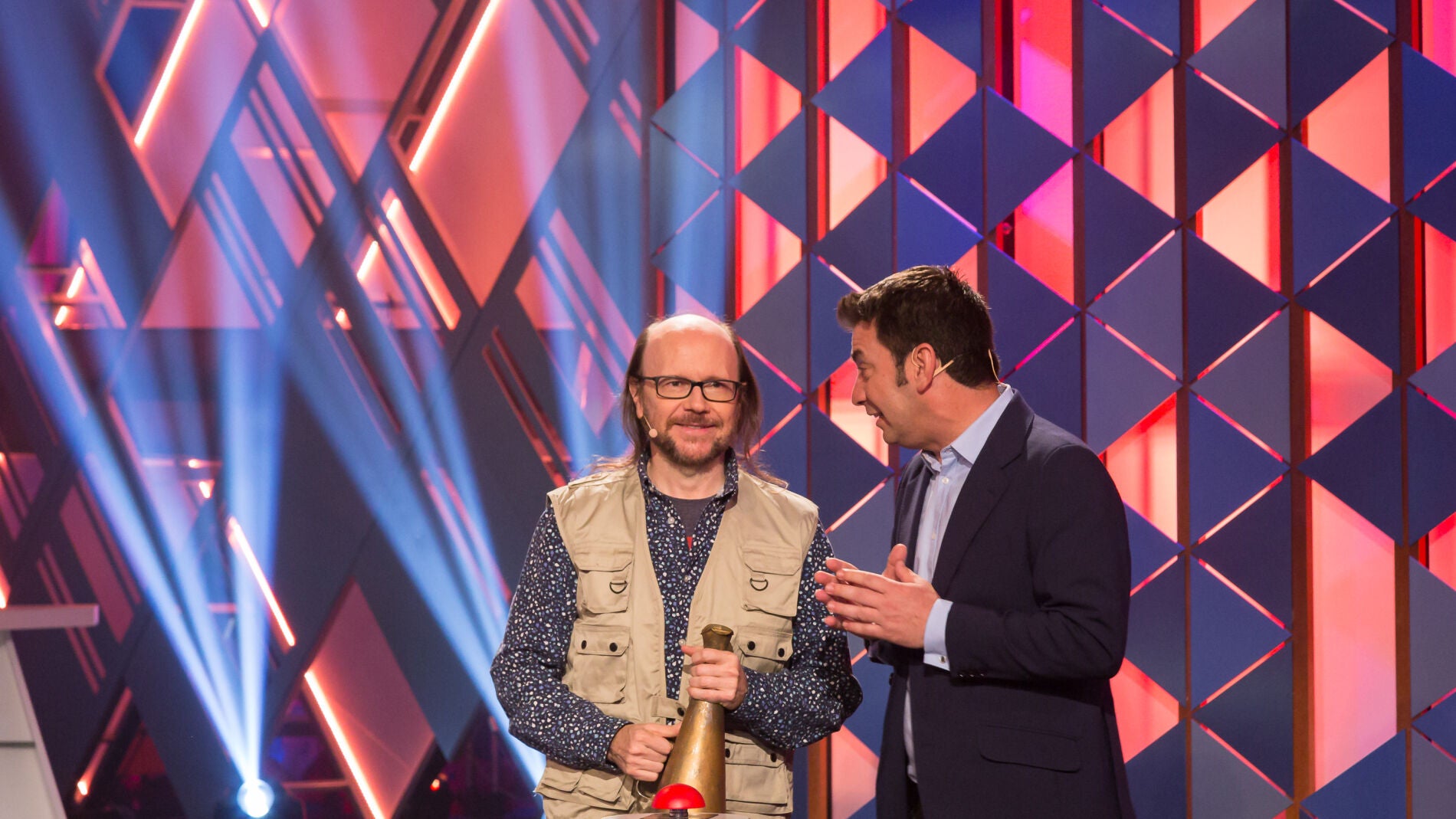 La verdad sobre el apasionado beso de Shirley MacLaine a Santiago Segura