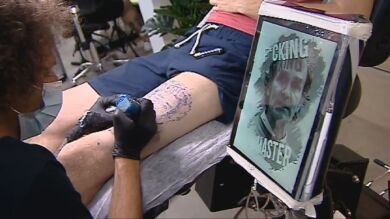 El joven que se ha tatuado la cara de Fernando Simón en el muslo: 