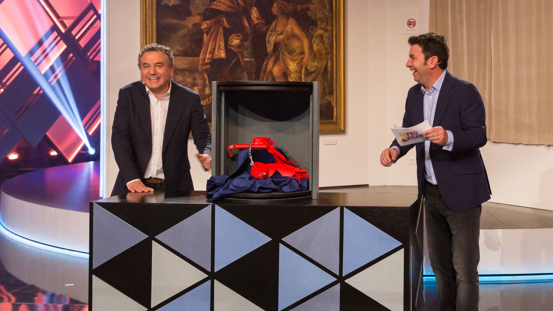 As&iacute; vende Roberto Brasero un kit sadomasoquista "de 50 sombras de Grey"