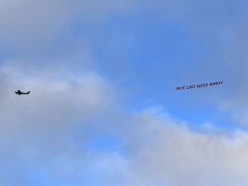 Una avioneta sobrevuela el Etihad con un mensaje racista durante el Manchester City - Burnley