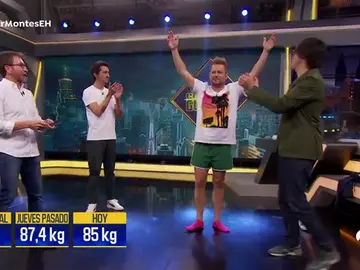 ¡Sin pantalones! Así se ha pesado El Monaguillo para evitar cortarse el tupé en directo en 'El Hormiguero 3.0' ¡Sin pantalones! Así se ha pesado El Monaguillo para evitar cortarse el tupé en directo en 'El Hormiguero 3.0'