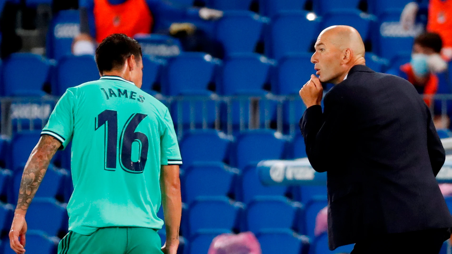Zidane habla con James durante el partido ante la Real Sociedad Zidane habla con James durante el partido ante la Real Sociedad