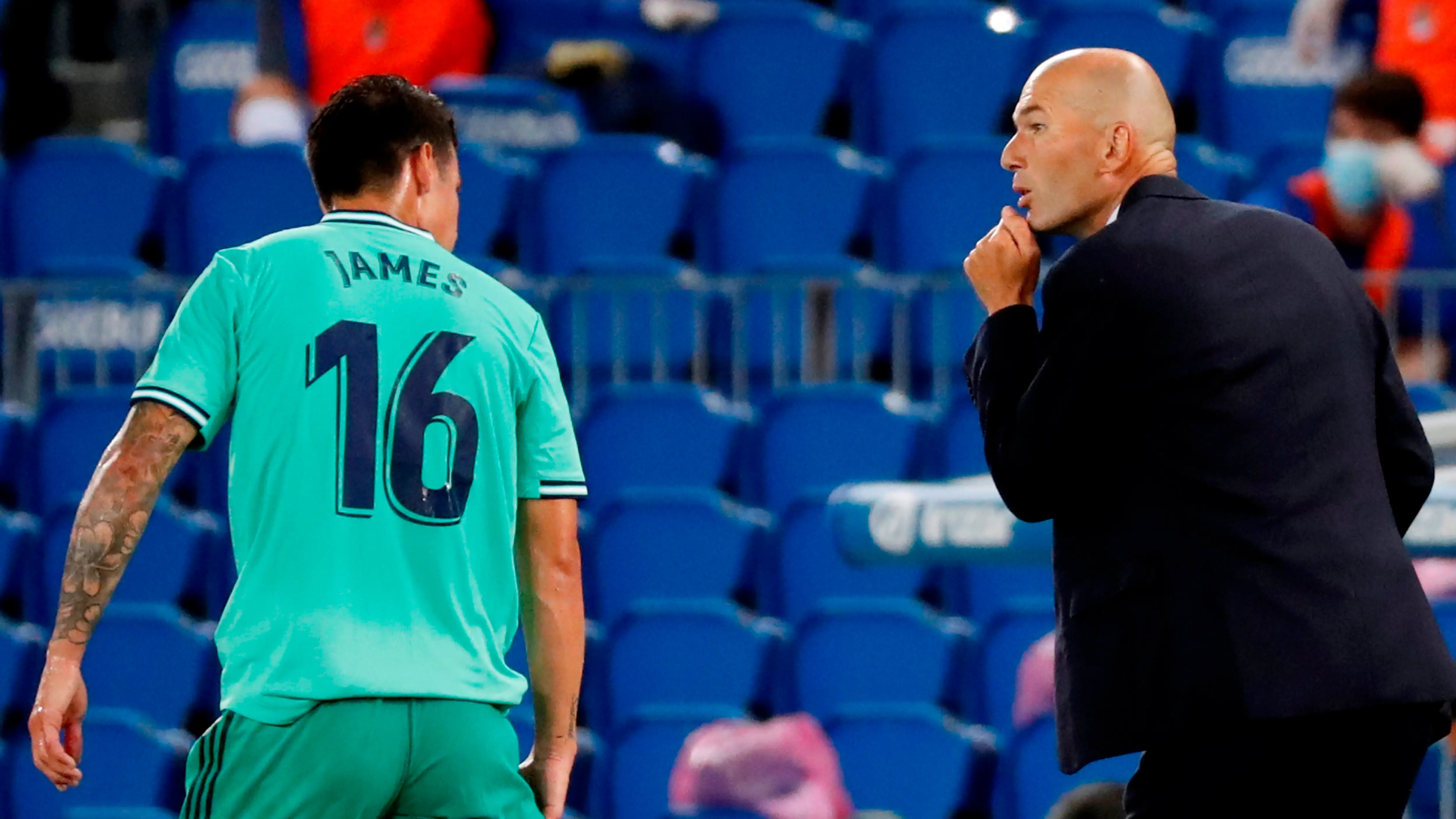 Zidane habla con James durante el partido ante la Real Sociedad Zidane habla con James durante el partido ante la Real Sociedad