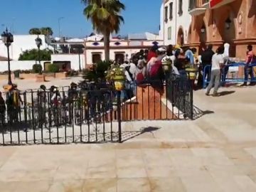 Un bulo sobre el Ingreso Mínimo Vital provoca largas colas de inmigrantes frente a ayuntamientos de Huelva como en Palos de la Frontera