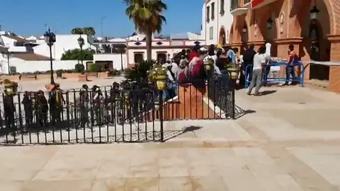 Un bulo sobre el Ingreso Mínimo Vital provoca largas colas de inmigrantes frente a ayuntamientos de Huelva como en Palos de la Frontera Un bulo sobre el Ingreso Mínimo Vital provoca largas colas de inmigrantes frente a ayuntamientos de Huelva como en Palos de la Frontera