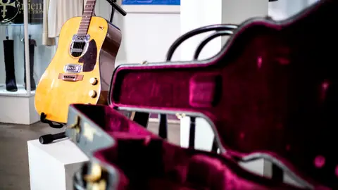 La guitarra de Kurt Cobain subastada por seis millones de euros La guitarra de Kurt Cobain subastada por seis millones de euros
