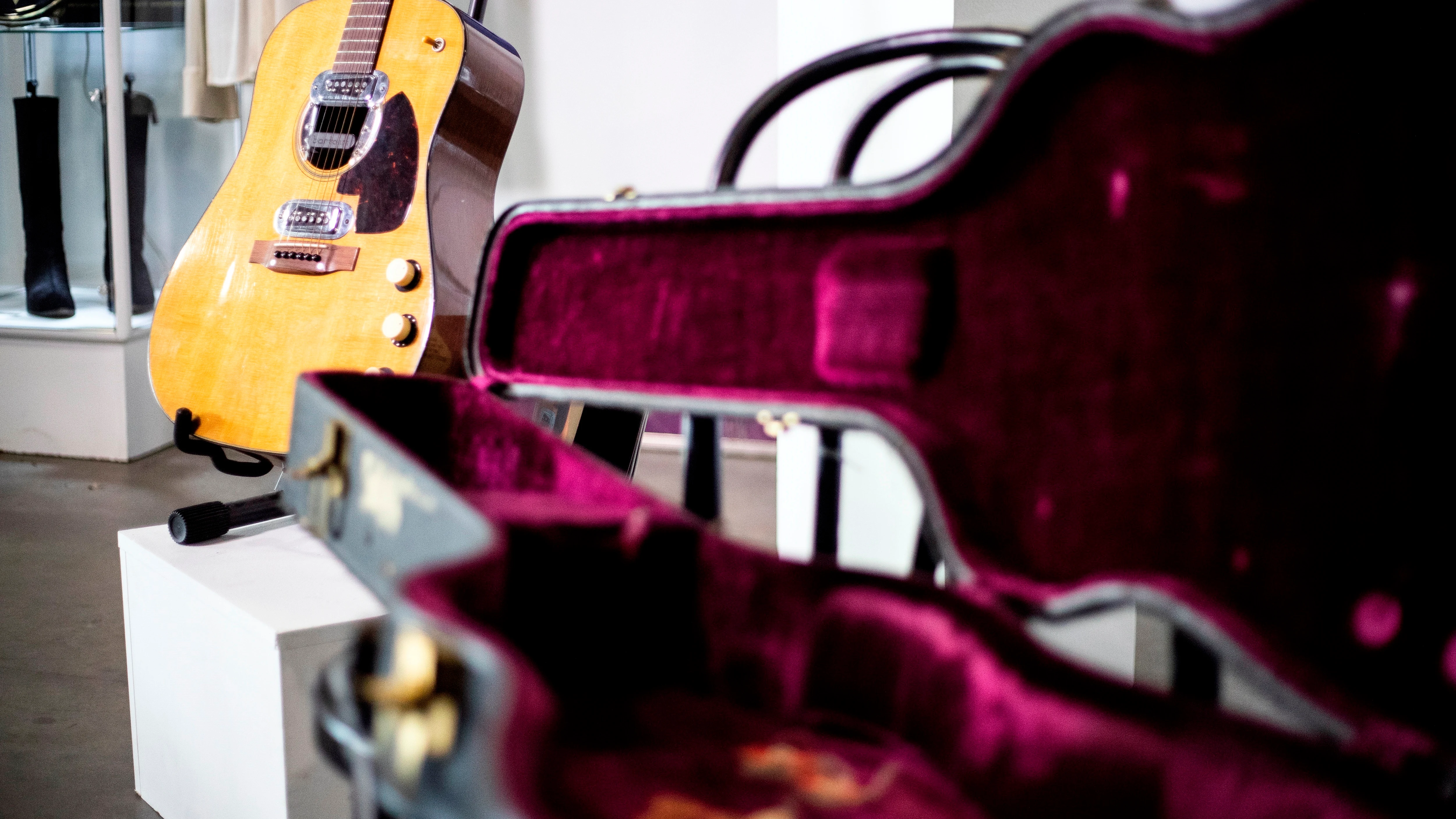 La guitarra de Kurt Cobain subastada por seis millones de euros La guitarra de Kurt Cobain subastada por seis millones de euros