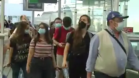 Pasajeros en una estación de tren en la nueva normalidad Pasajeros en una estación de tren en la nueva normalidad
