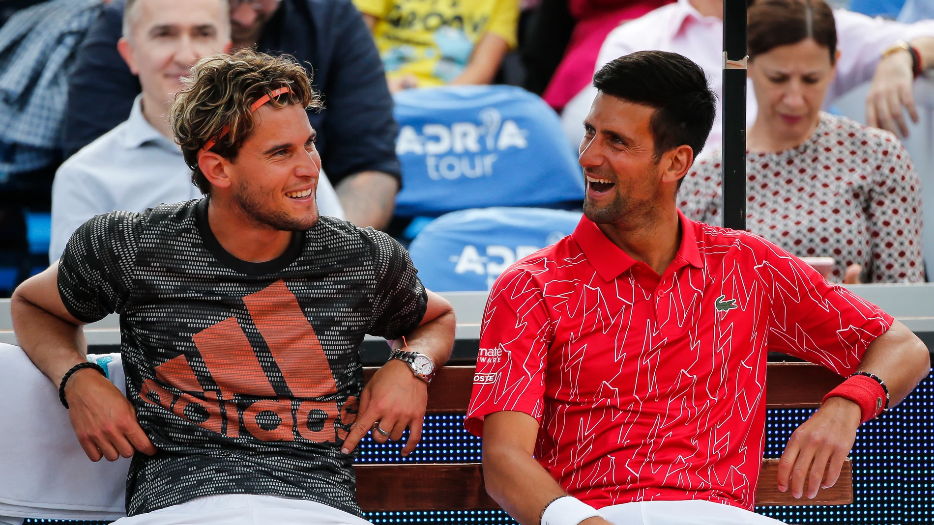 Novak Djokovic bromea con Dominic Thiem Novak Djokovic bromea con Dominic Thiem