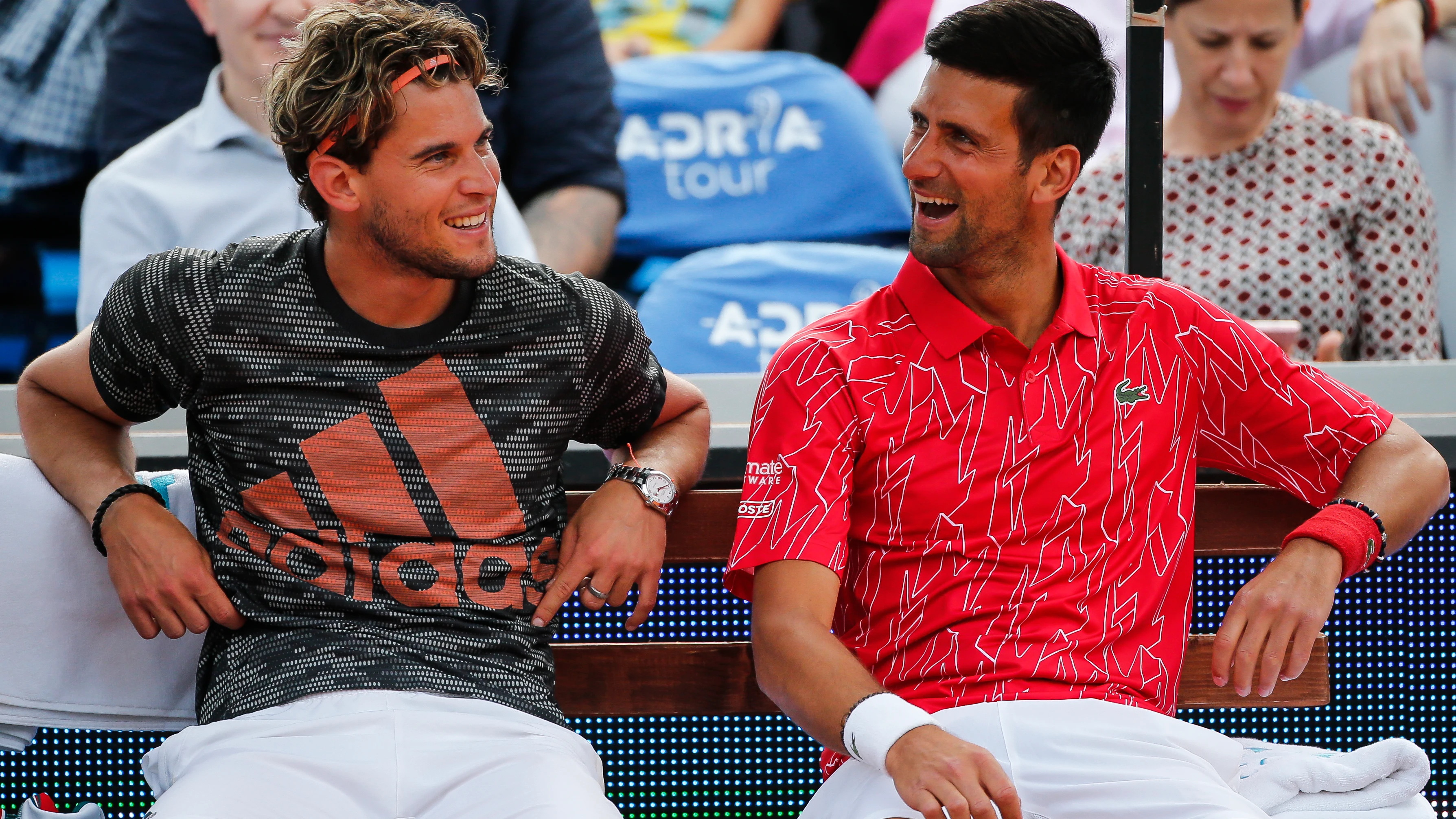 Novak Djokovic bromea con Dominic Thiem