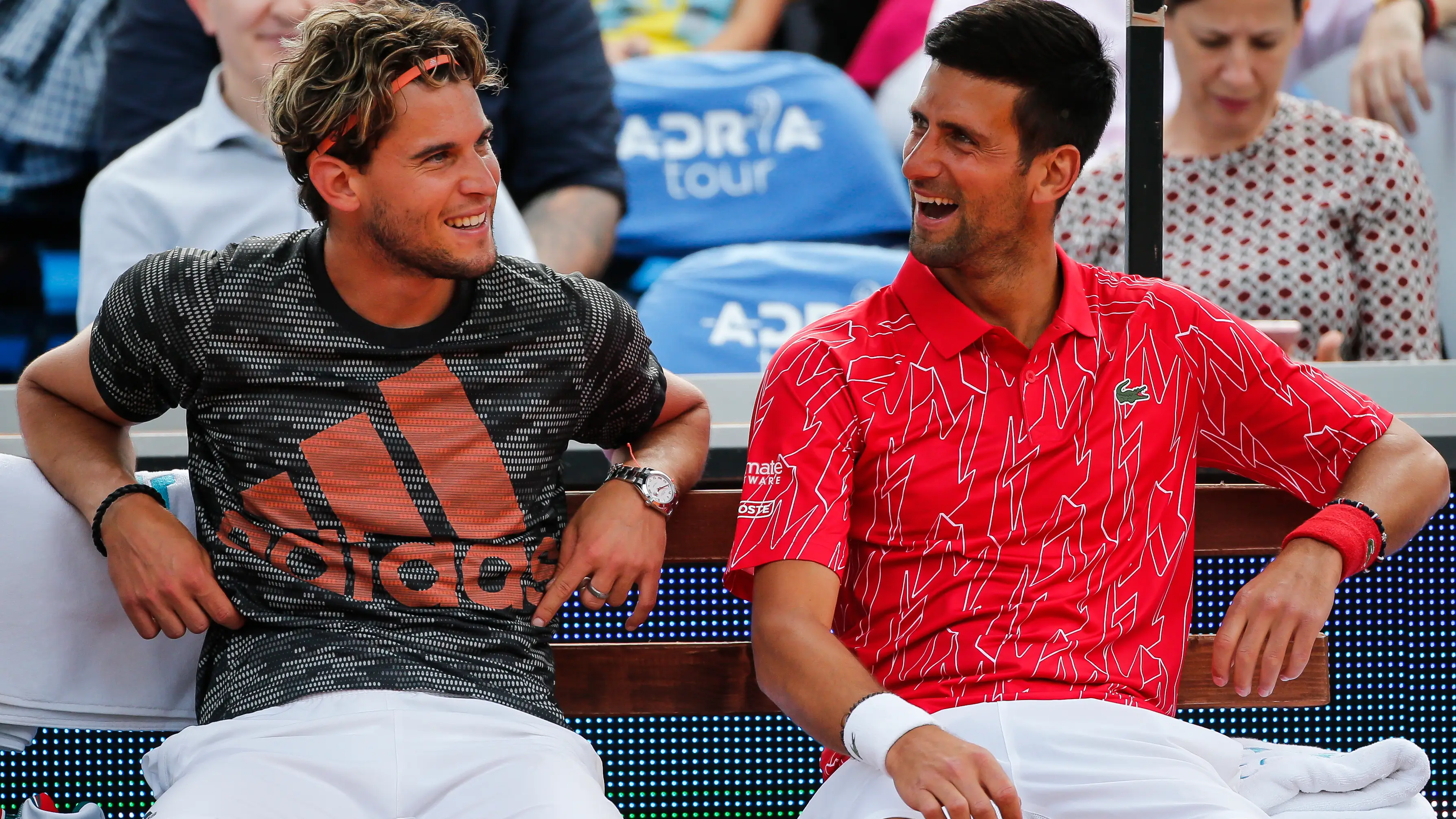 Novak Djokovic bromea con Dominic Thiem Novak Djokovic bromea con Dominic Thiem