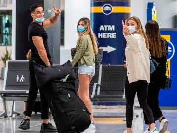 Viajeros ataviados con mascarillas