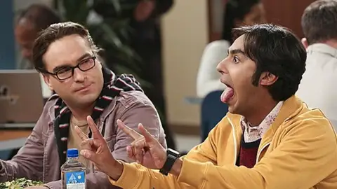 Kunal Nayyar y Johnny Galecki como Raj y Leonard en 'The Big Bang Theory' Kunal Nayyar y Johnny Galecki como Raj y Leonard en 'The Big Bang Theory'