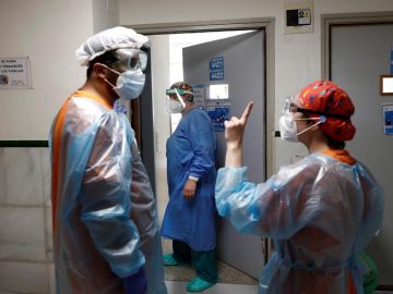 Dos sanitarios conversan en el Hospital Gregorio Marañón