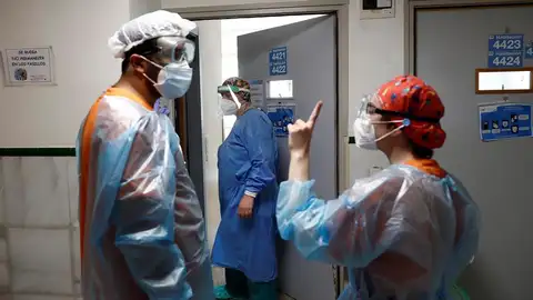 Dos sanitarios conversan en el Hospital Gregorio Marañón Dos sanitarios conversan en el Hospital Gregorio Marañón